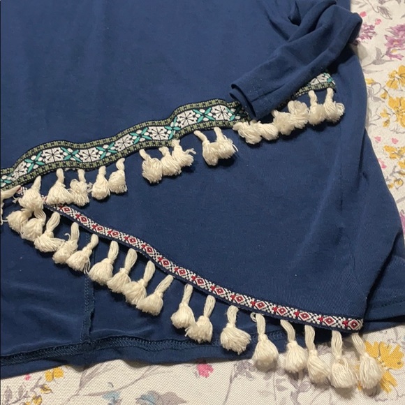 Umgee blue fringe top, tunic style.  Long sleeve.  Good condition. Size Medium. - Picture 3 of 8
